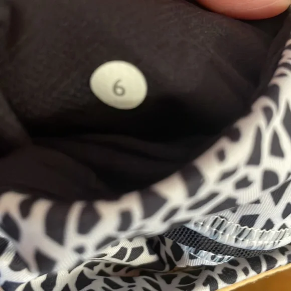 LULULEMON Run Inspire Mesh Black & White Leggings Size 6 EUC - Picture 8 of 9